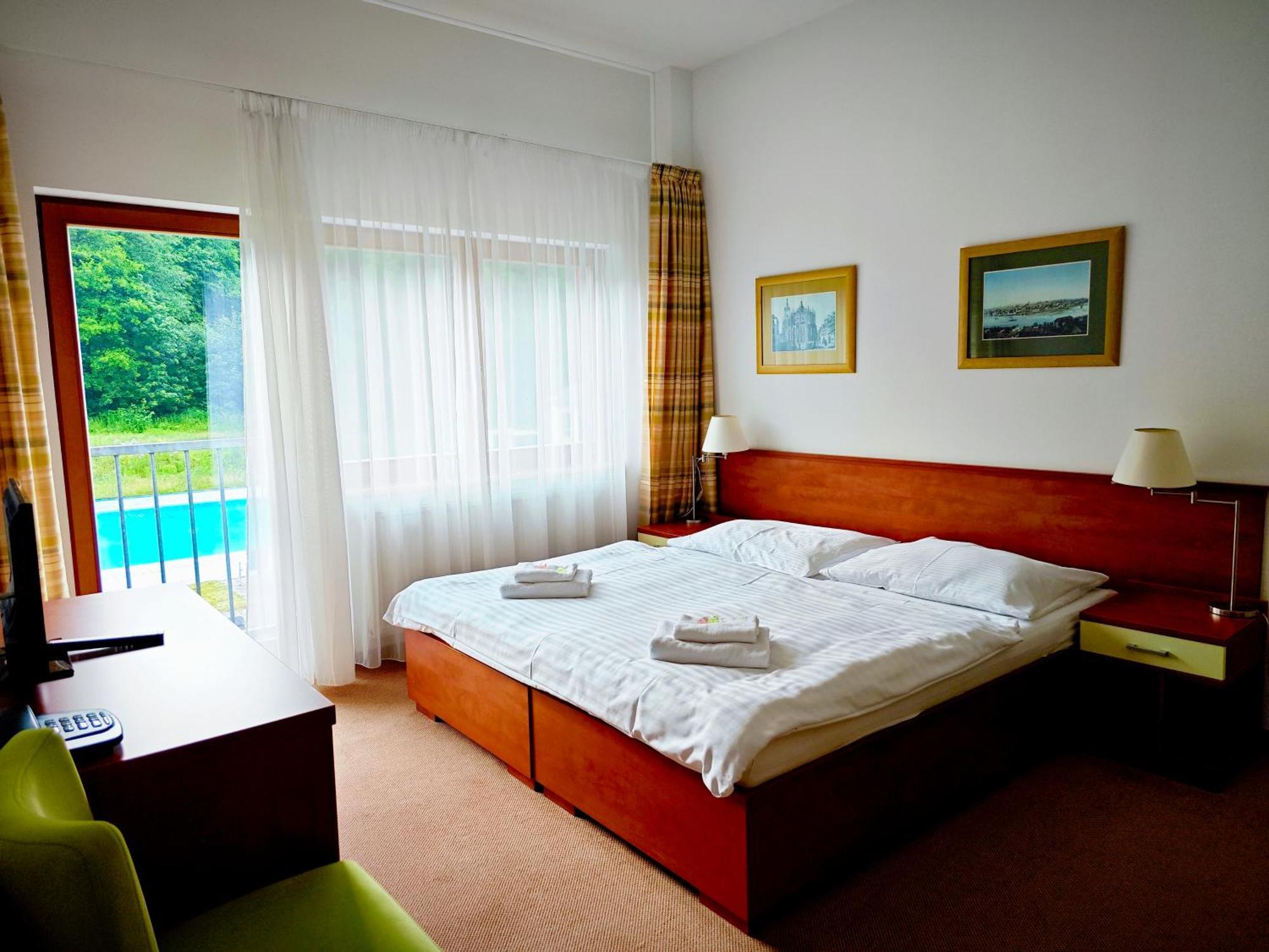 Hotel Bazant การ์โลวีวารี ภายนอก รูปภาพ